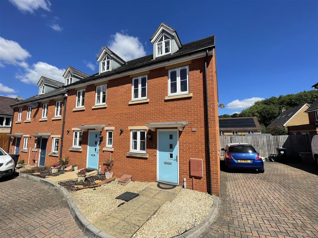 3 bed town house to rent in Arnold Road, Mangotsfield, Bristol BS16