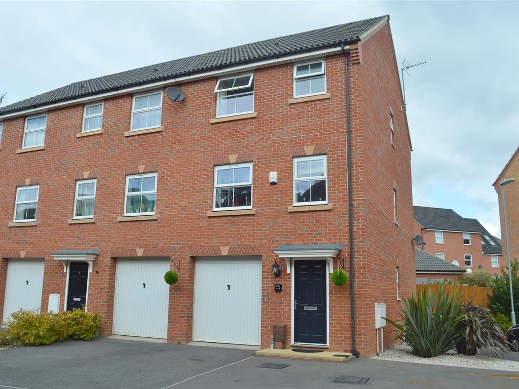 4 bed end terrace house to rent in Thwaite Close, Great Oakley, Corby