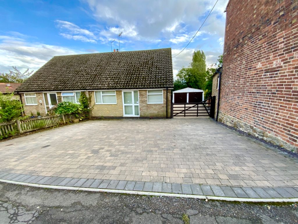 3 bed semidetached bungalow for sale in High Street, Braunston NN11, £