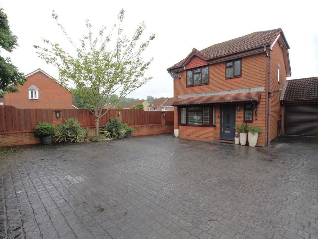 3 bed link detached house for sale in Chubb Close, Barrs Court, Bristol