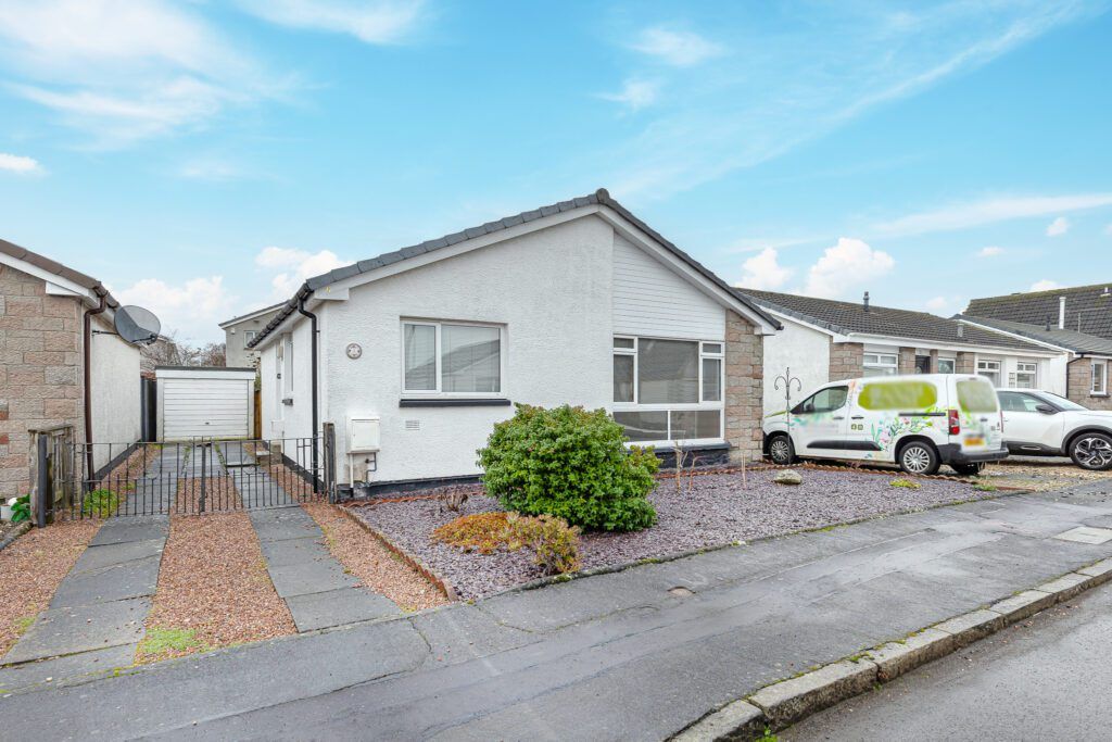 3 bed detached bungalow for sale in Fraser Place, Causewayhead FK9, £