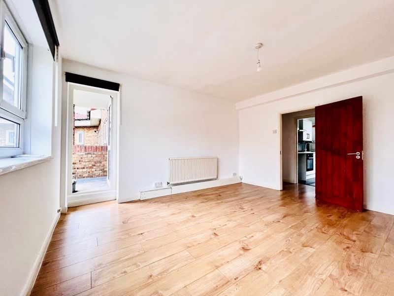 3 bed flat to rent in Barking Road, London E6 Zoopla