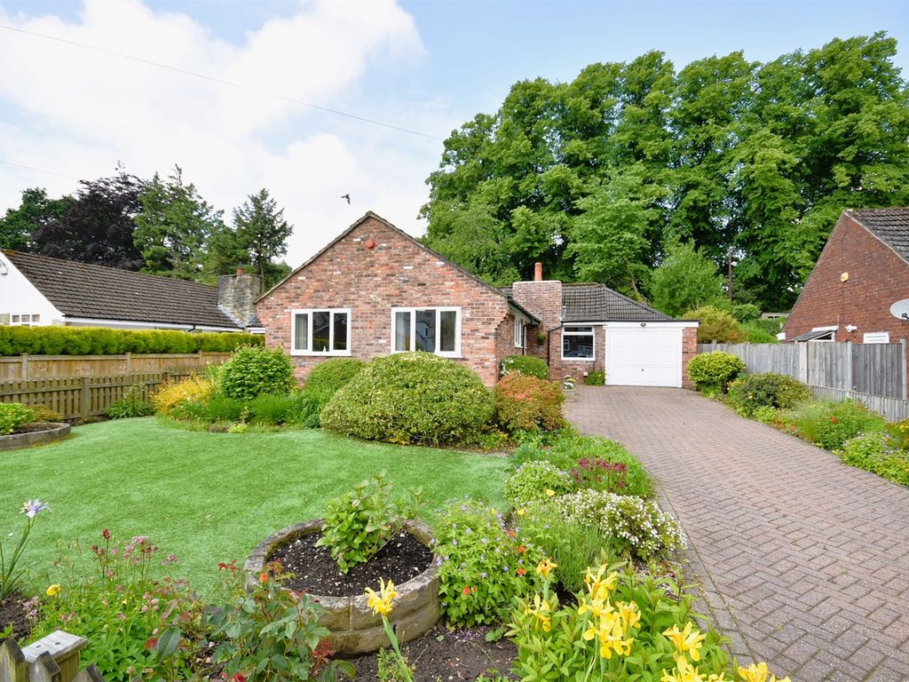 4 bed detached bungalow for sale in Valley Road, Macclesfield SK11, £