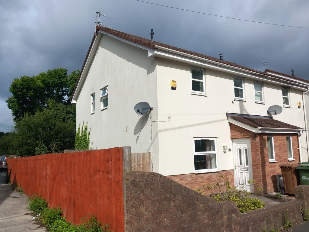 3 bed semidetached house to rent in Millbrook, Commercial Street