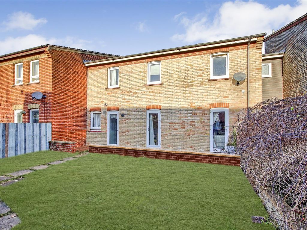 3 bed end terrace house for sale in Augustus Close, Cambridge CB4, £