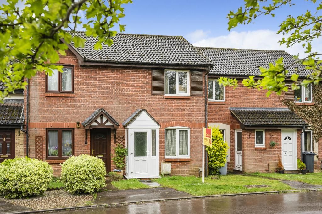 2 bed semidetached house for sale in Carterton, Oxfordshire OX18, £