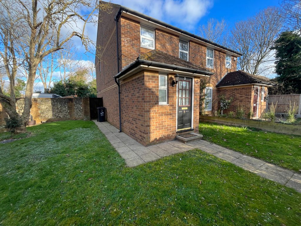 3 bed semidetached house to rent in The Spinney, Cliftonville, Margate