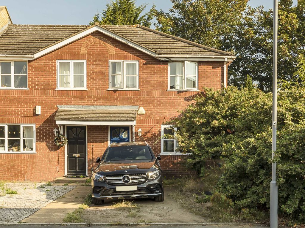 3 bed property for sale in Livesey Close, Kingston Upon Thames KT1, £