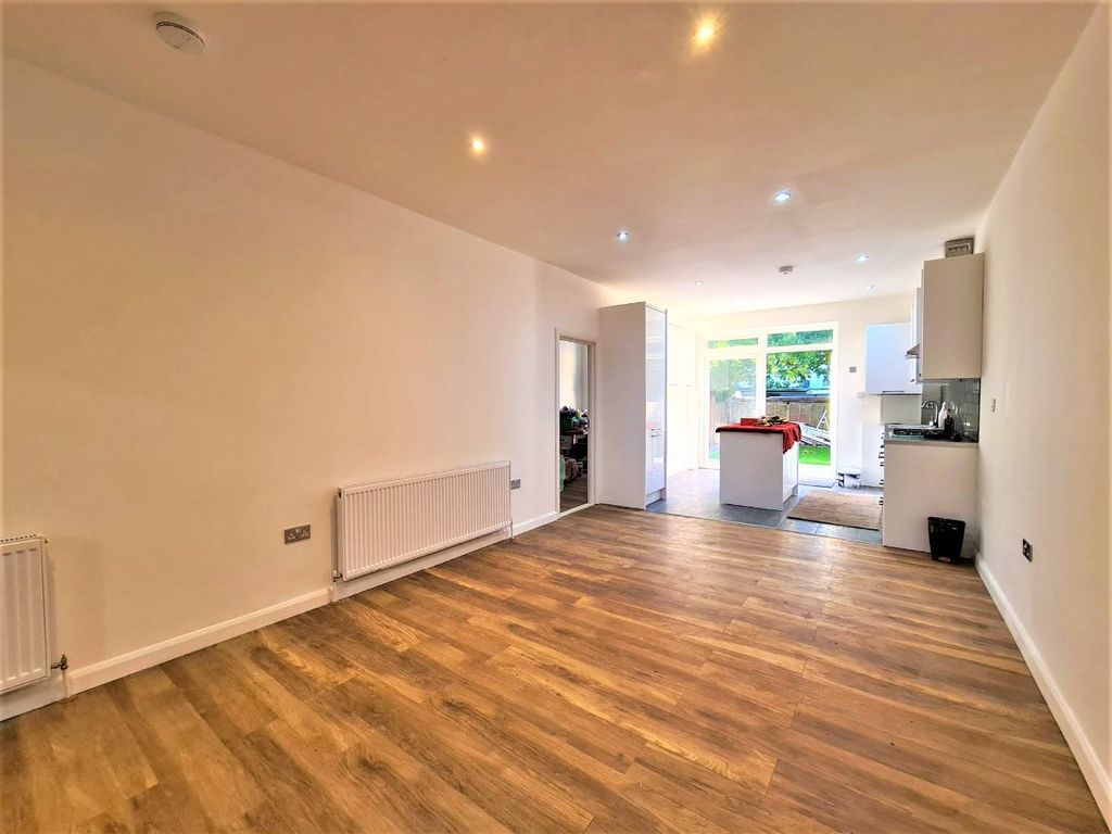 3 bed flat to rent in Hayes Crecent, Golders Green NW11 Zoopla