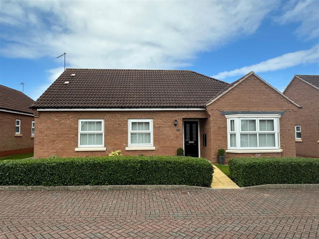 3 bed bungalow for sale in Fieldside Close, Cayton, Scarborough YO11, £