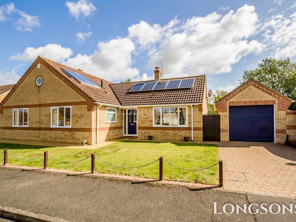3 bed detached bungalow for sale in Heron Way, Watton IP25, £375,000