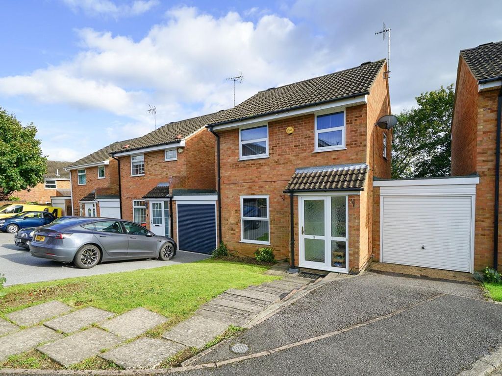 3 bed link detached house for sale in Rannoch Gardens, Leighton Buzzard