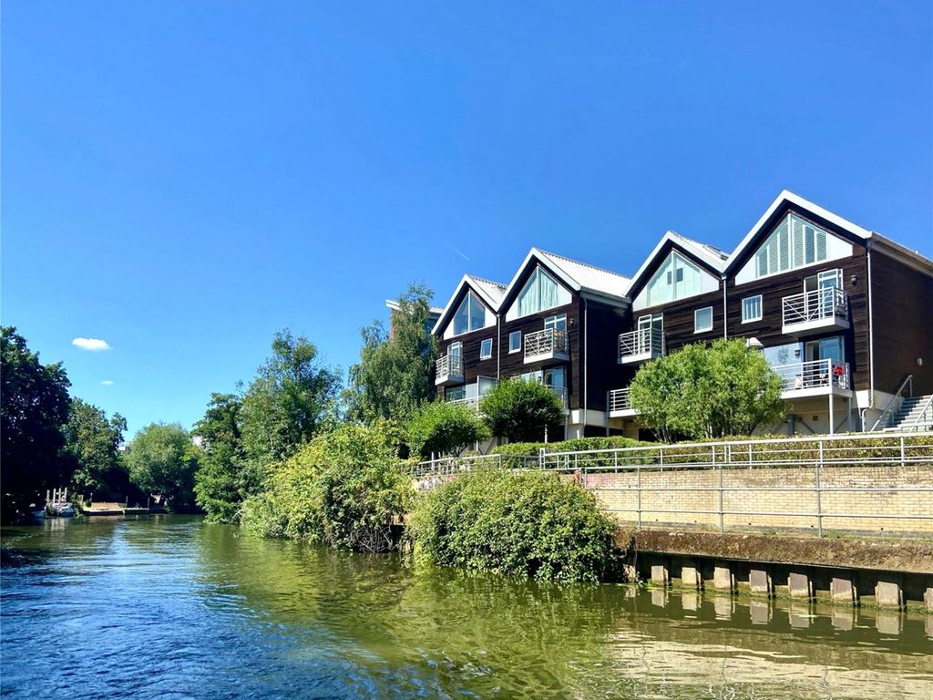 2 bed flat for sale in Kingfisher Meadow, Maidstone, Kent ME16, £
