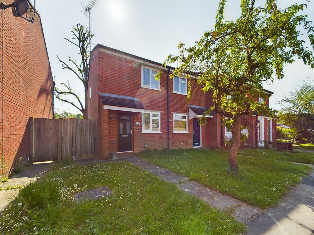 2 bed end terrace house to rent in Stoneybrook, Horsham, West Sussex