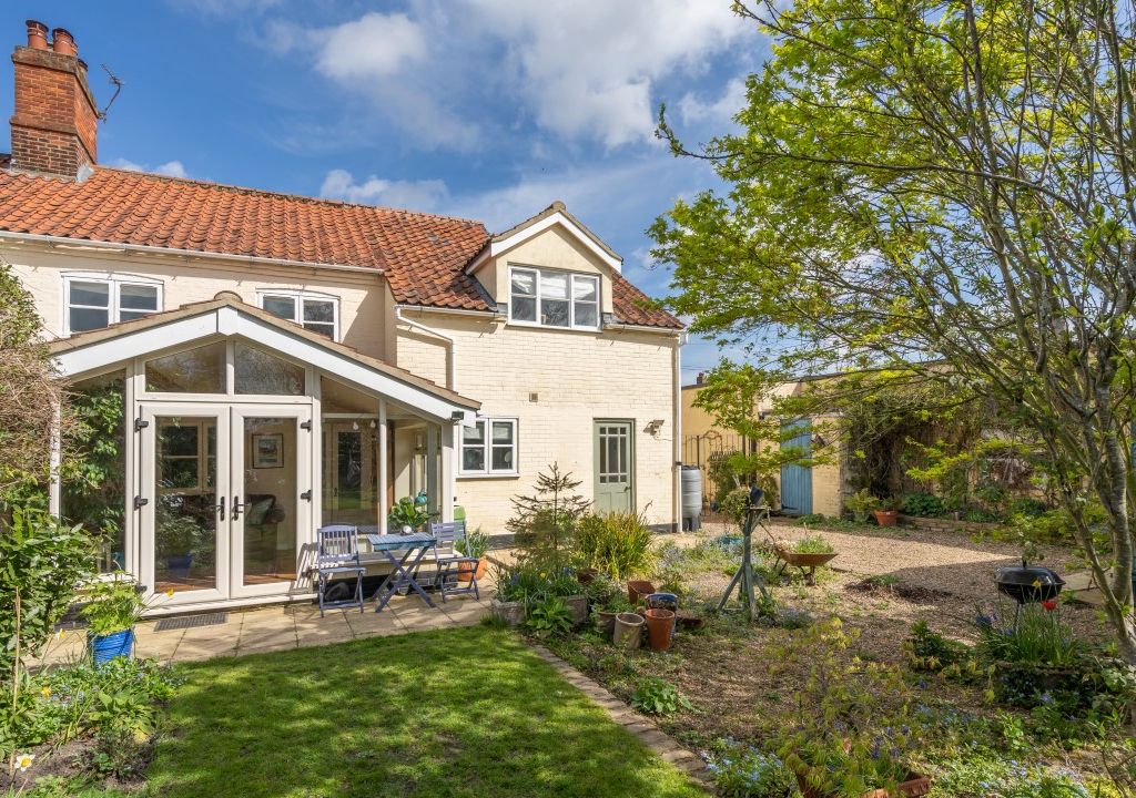 3 bed semidetached house for sale in Great Melton Road, Hethersett