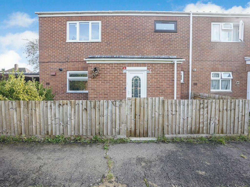 4 bed semidetached house for sale in Badby Close, Kingsthorpe