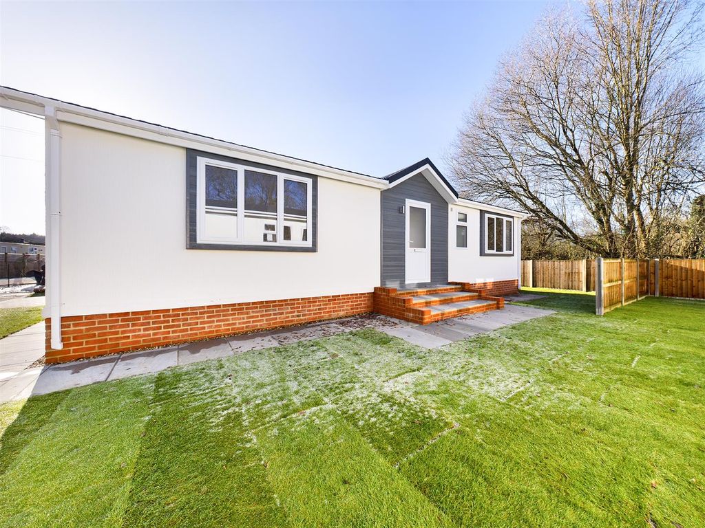 2 bed flat for sale in Water End Park, Basingstoke RG24 Zoopla