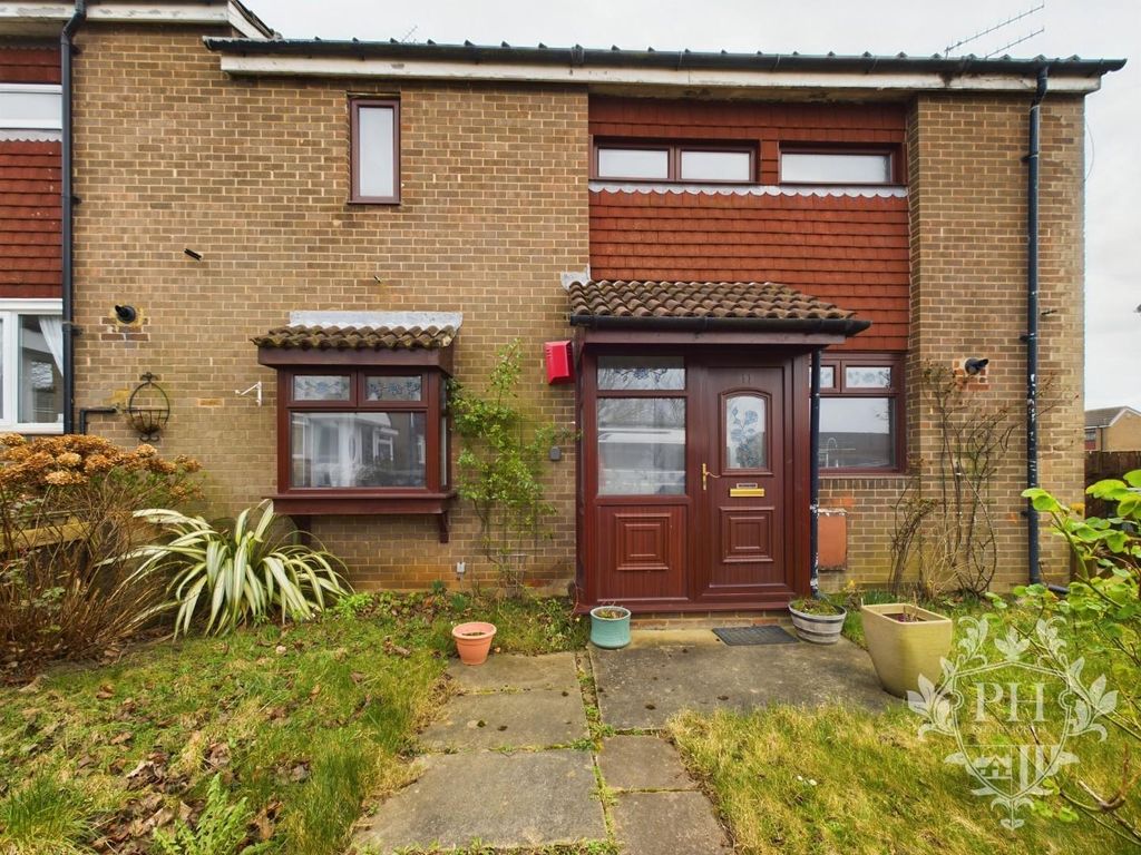 2 bed end terrace house for sale in Hornbeam Close, Ormesby