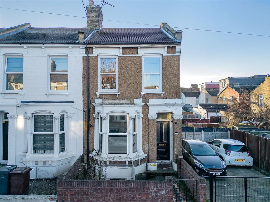 3 bed flat for sale in Alexandra Road, London E10, £425,000 Zoopla