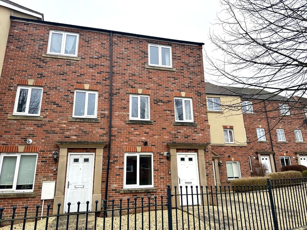 4 bed terraced house to rent in Pasture Walk, Andover SP11, £1,450 pcm