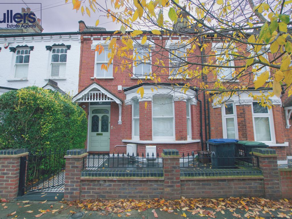 3 bed flat to rent in College Road, London N21, £2,200 pcm Zoopla