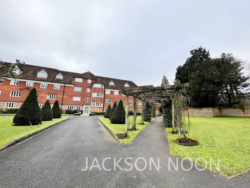 2 bed flat to rent in Elizabeth Drive, Banstead SM7 Zoopla