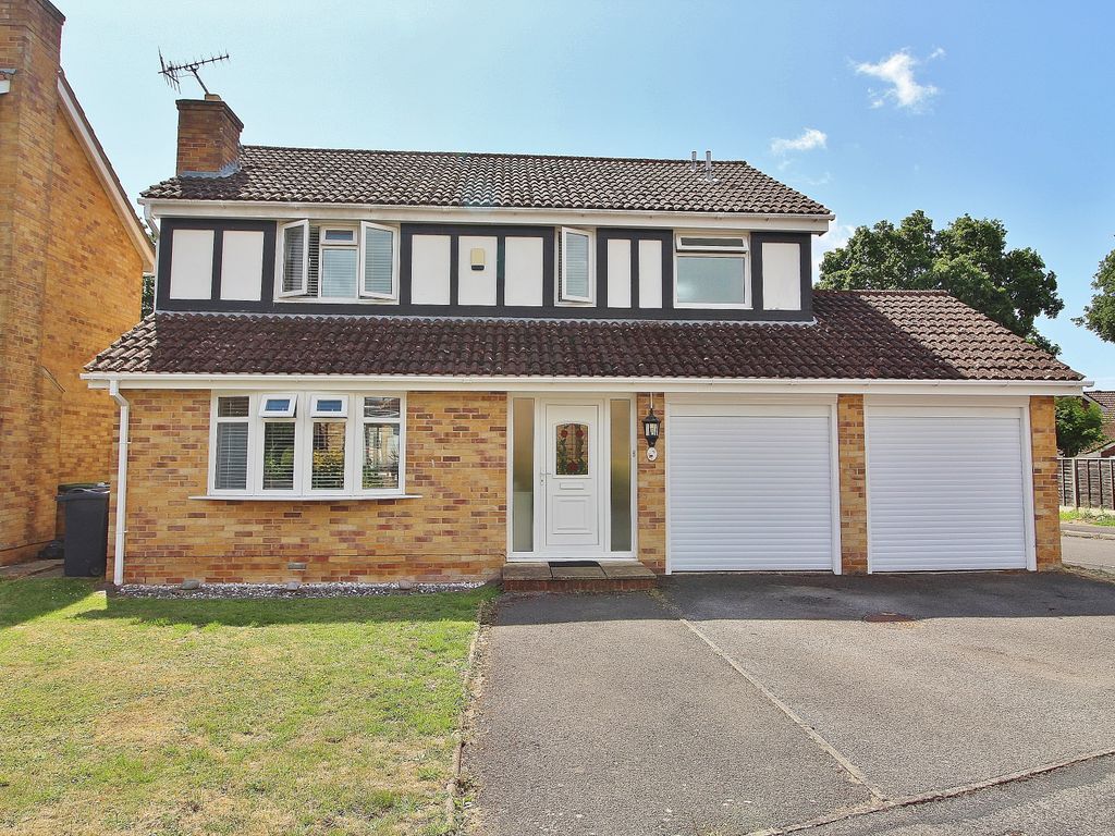 4 bed detached house for sale in Pinehurst Close, Waterlooville PO7