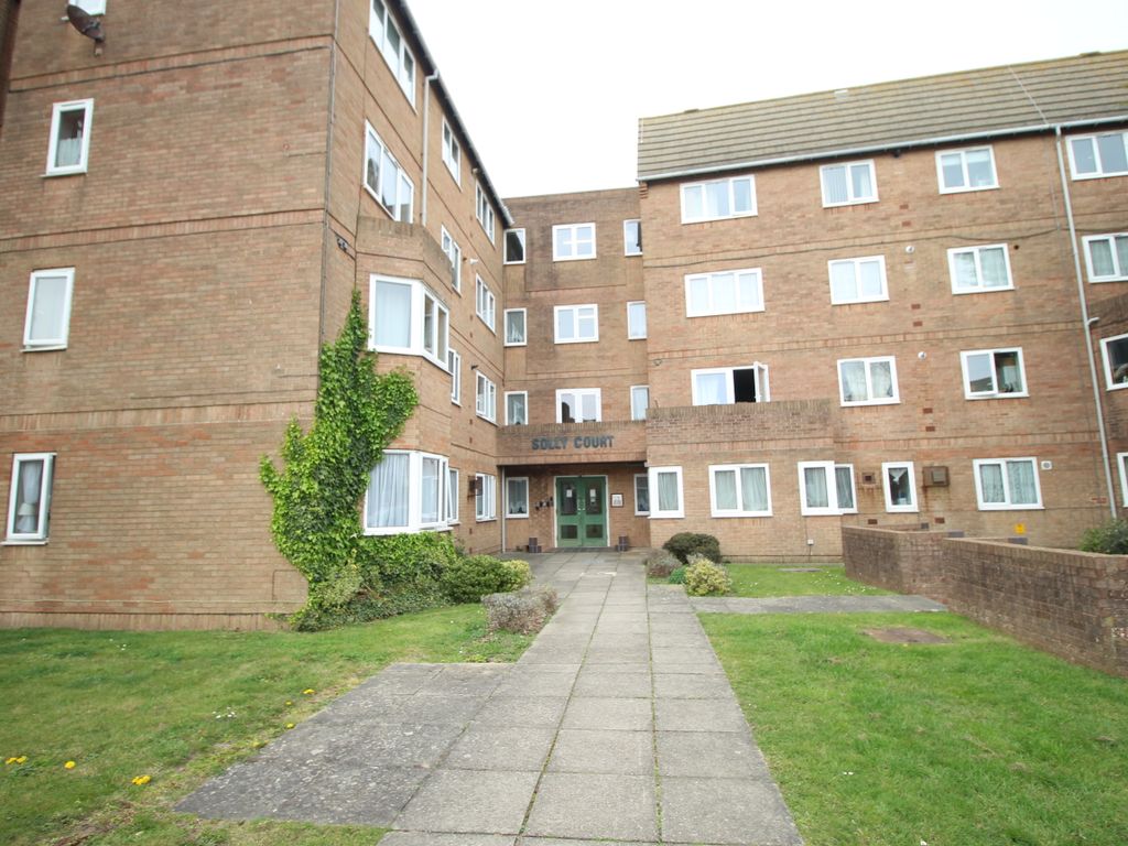 2 bed flat to rent in Bourne Street, Eastbourne BN21, £1,100 pcm Zoopla