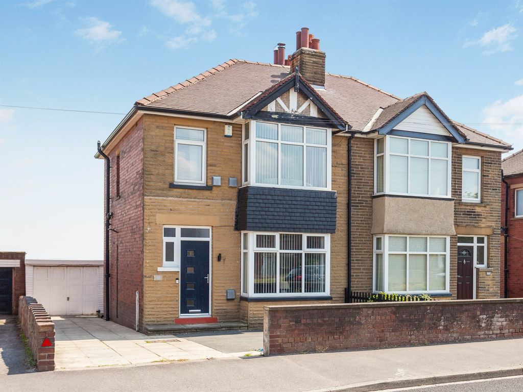 3 bed semidetached house for sale in Leeds Road, Shaw Cross, Dewsbury