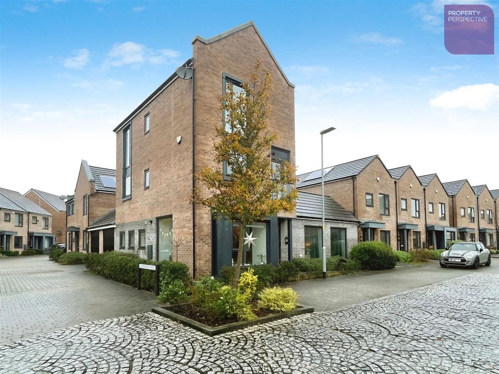 4 bed linkdetached house for sale in Siskin Road, Cottam, Preston PR4