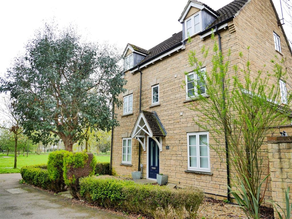 4 bed semidetached house for sale in Walk, Calne SN11, £350,000