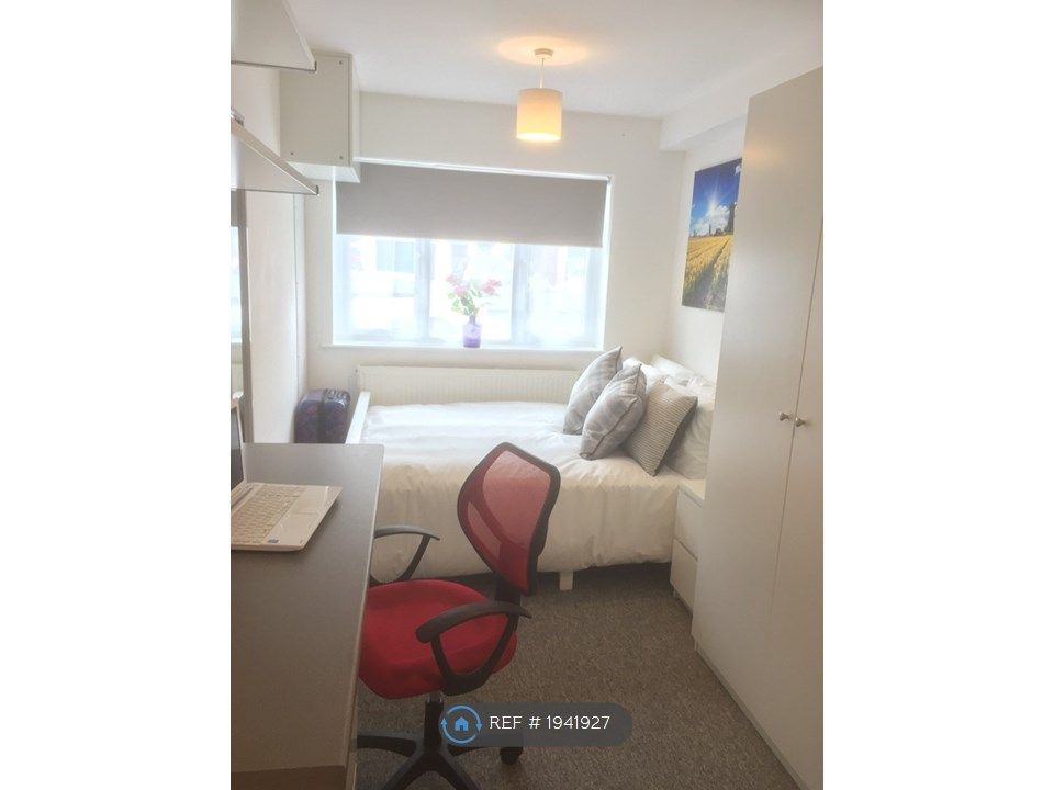 Room to rent in Chertsey Close, Luton LU2, £675 pcm Zoopla