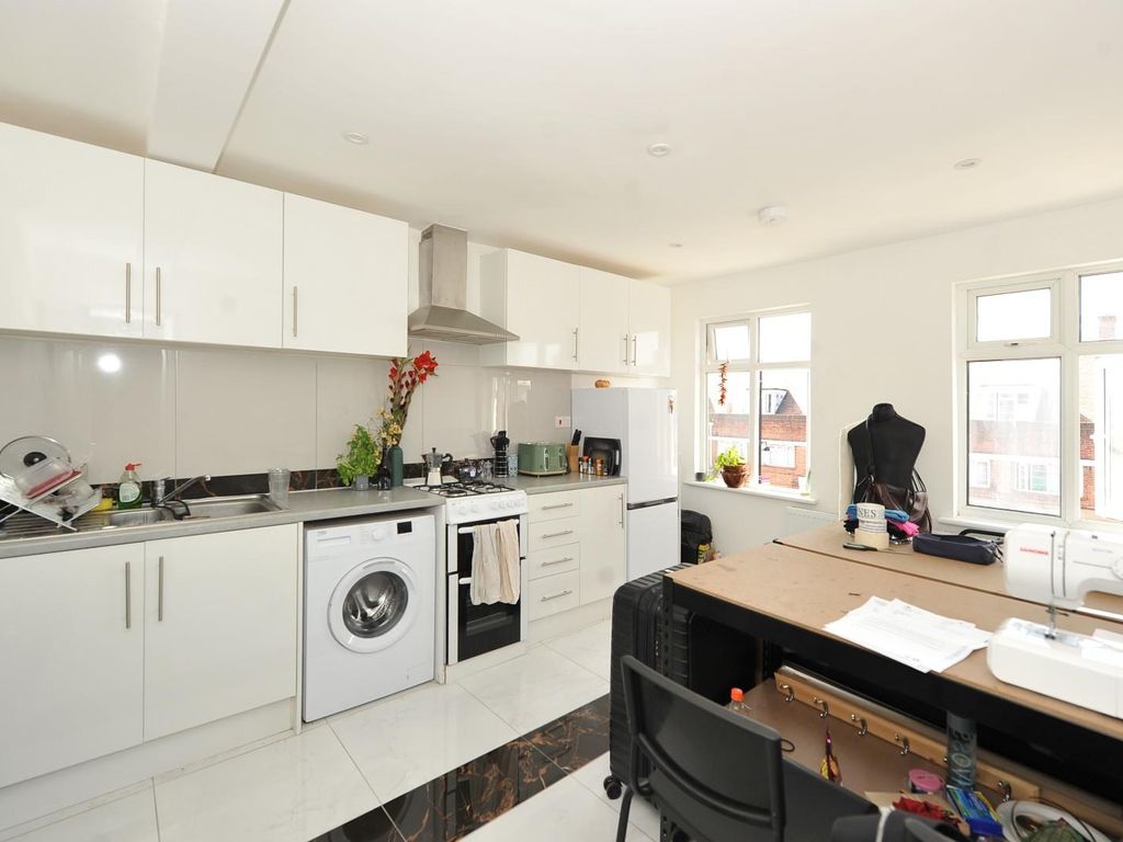 2 bed flat to rent in Victoria Road, Ruislip Manor, Ruislip HA4, £1,395