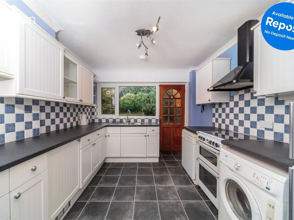 4 bed semidetached house to rent in Willingdon Road, Brighton BN2, £