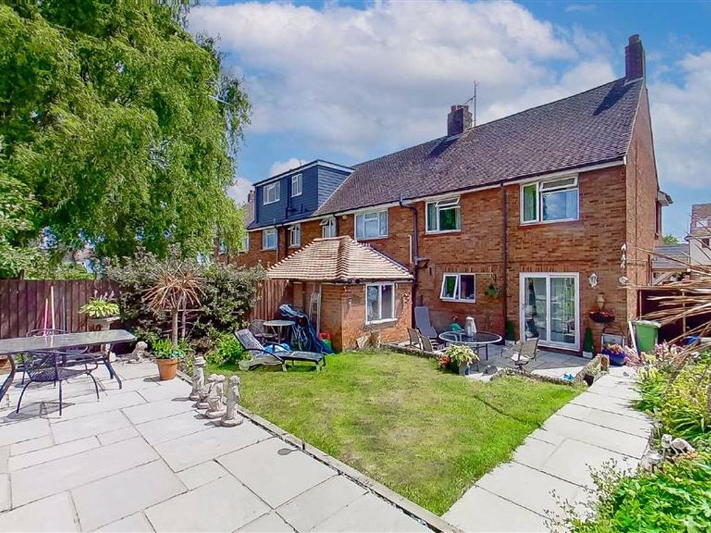 5 bed semidetached house for sale in Annesley Road, Newport Pagnell