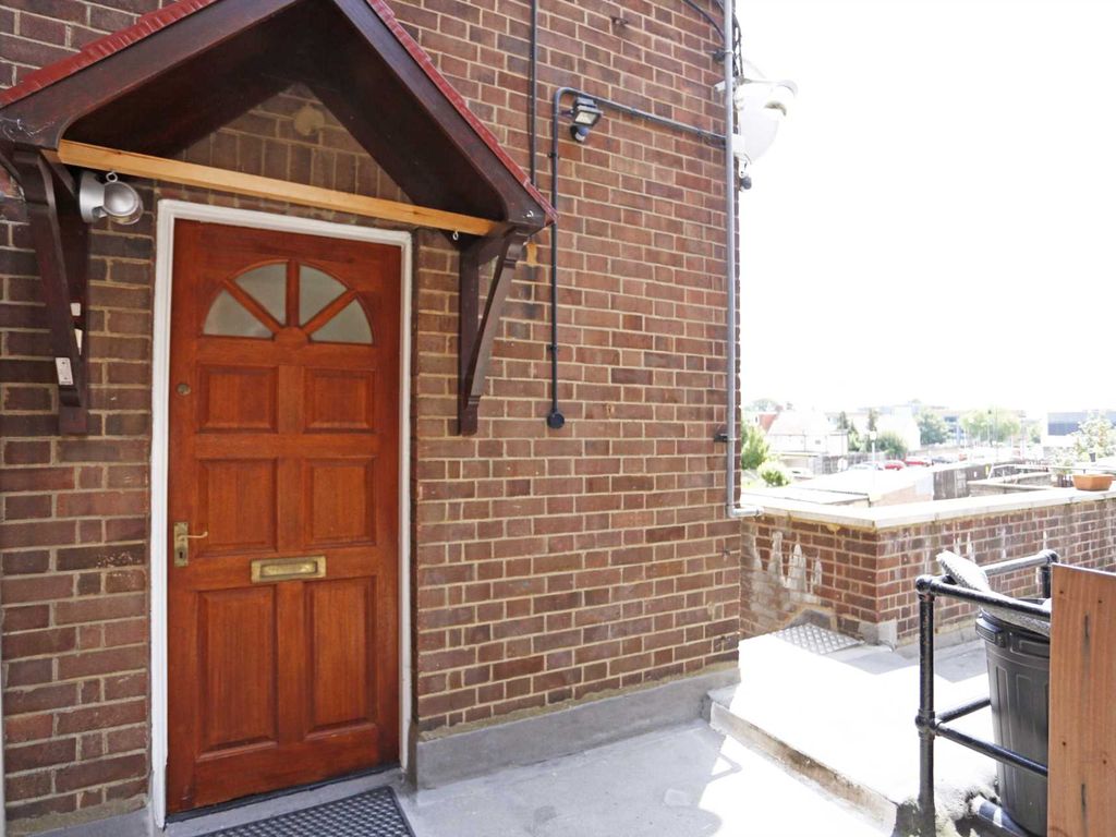 2 bed flat to rent in High Street, Barkingside IG6 Zoopla