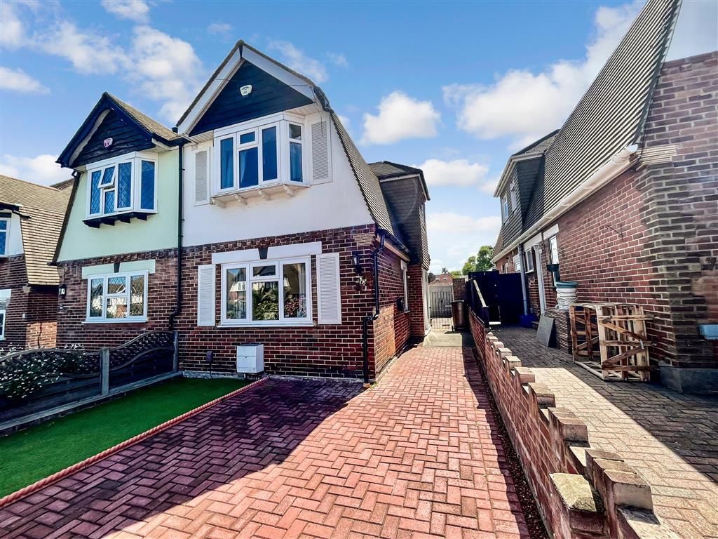 2 bed semidetached house for sale in Hawthorne Avenue, Rainham