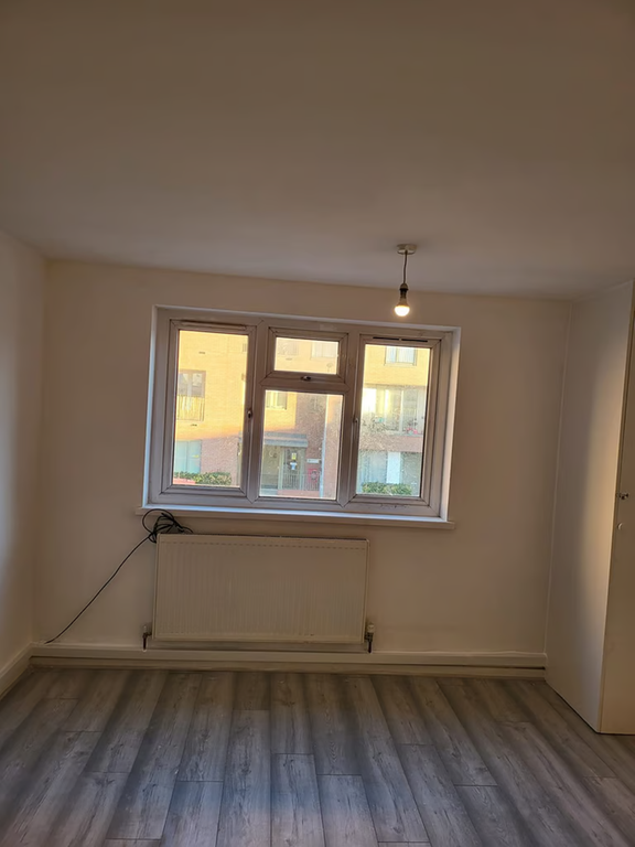 Room to rent in Edwin Street, Canning Town, London E16, £700 pcm Zoopla