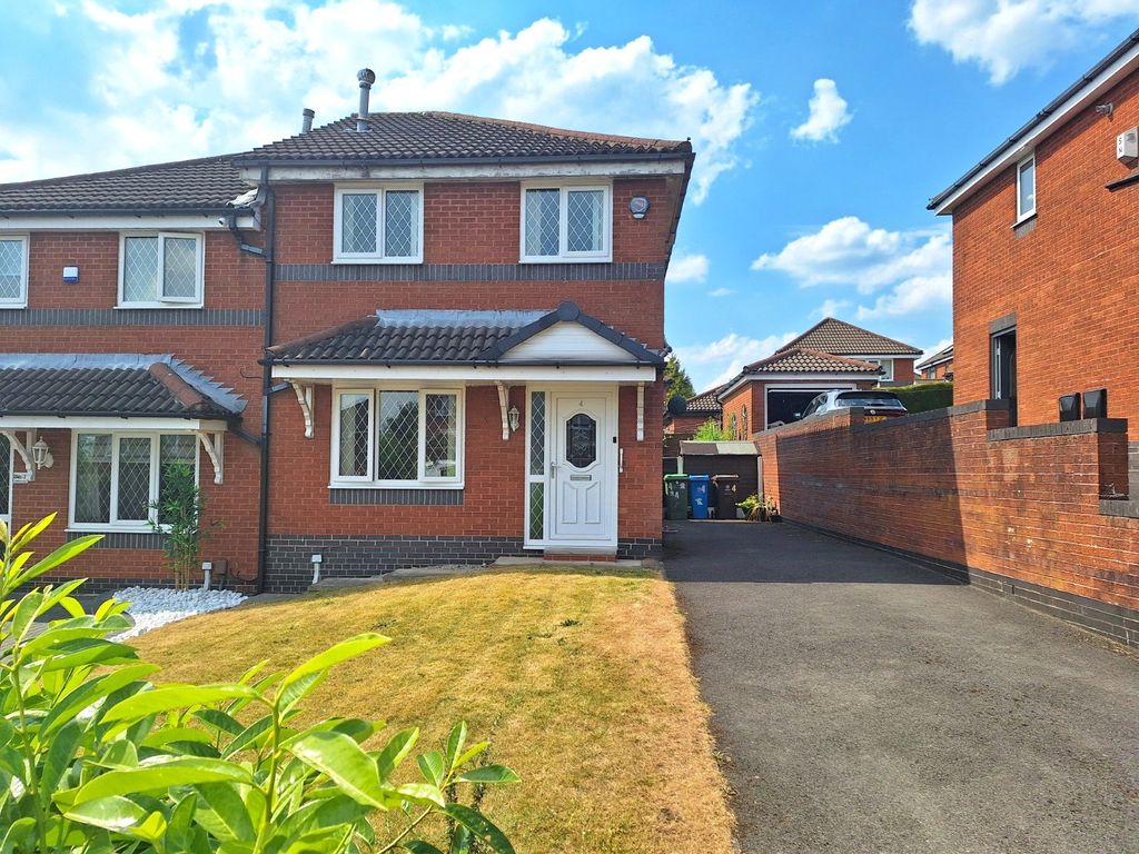 3 bed semidetached house for sale in Chalfont Close, Oldham, Greater