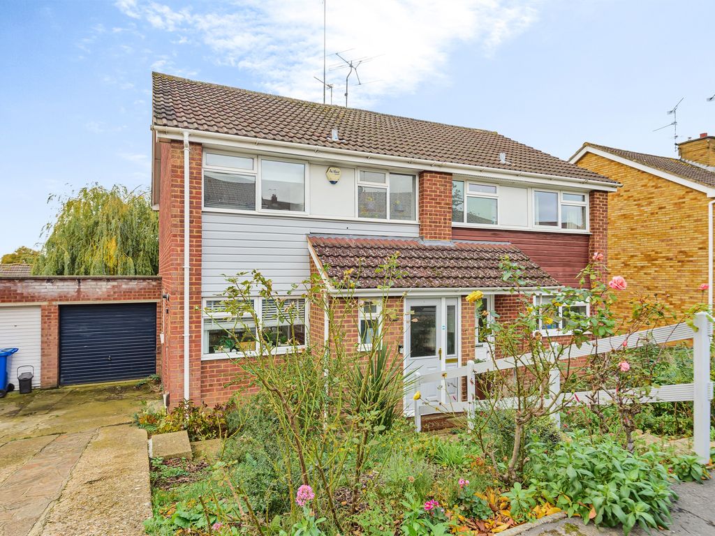 3 bed semidetached house for sale in Wentworth Crescent, Maidenhead