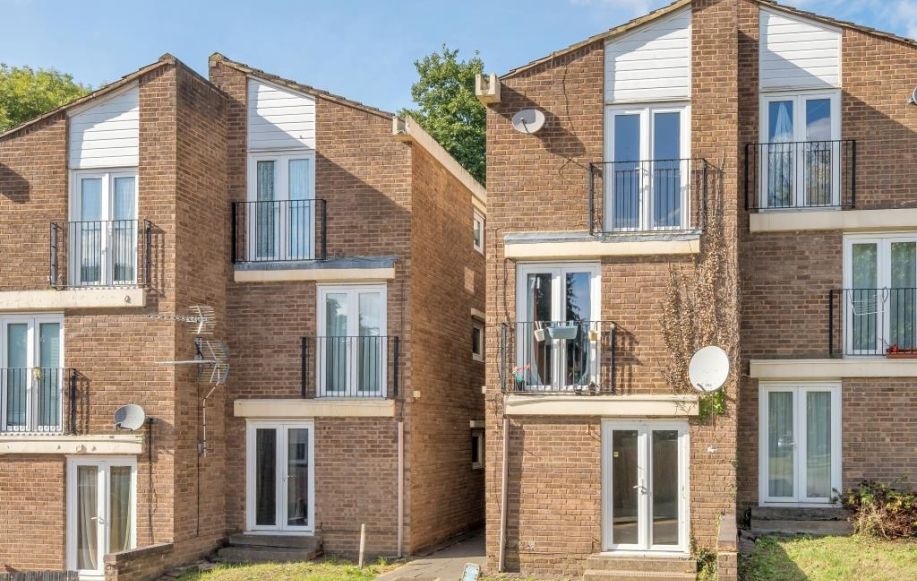 2 bed flat to rent in Stonegrove Gardens, Edgware HA8, £1,695 pcm Zoopla