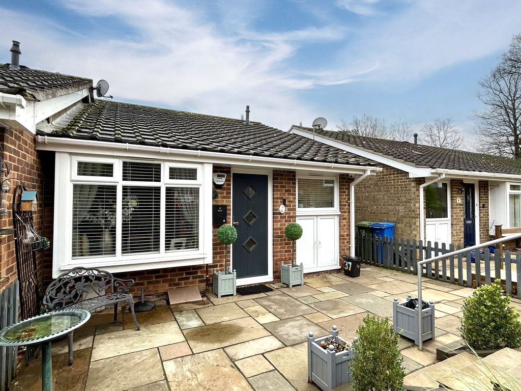 2 bed bungalow for sale in Madingley, Bracknell, Berkshire RG12, £