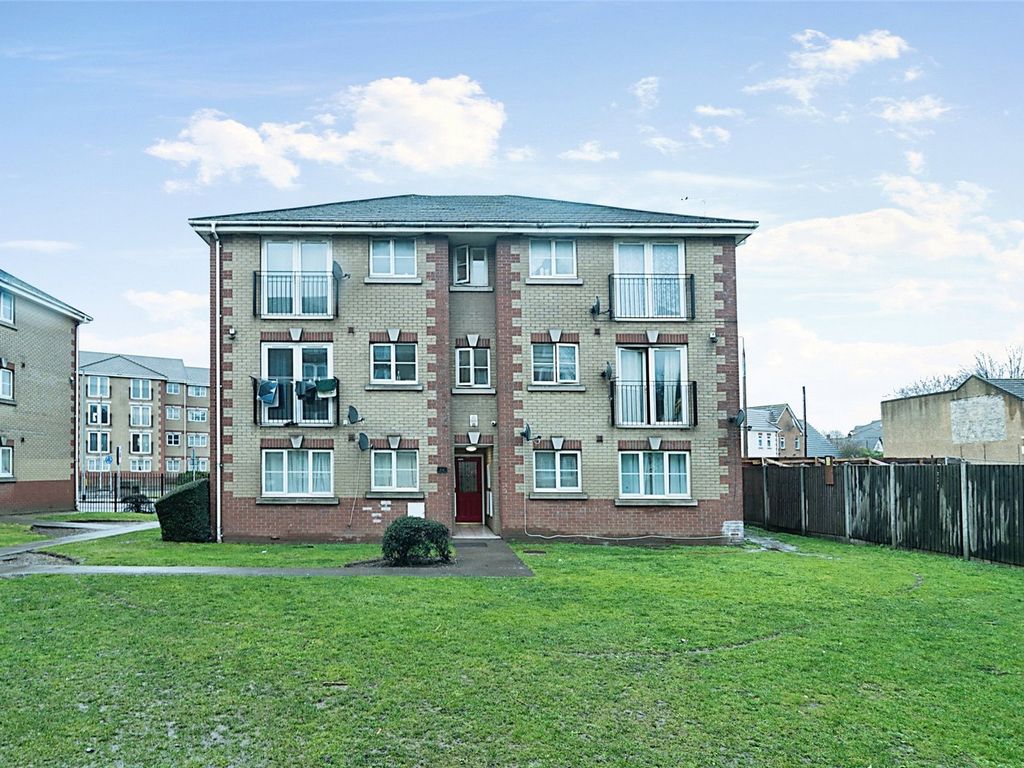 2 bed flat for sale in Queensland Court, Dock Road, Tilbury, Essex RM18