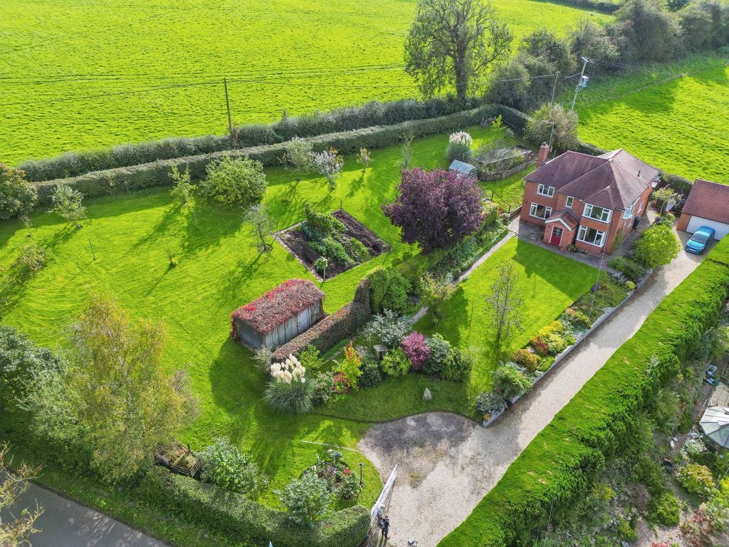 4 bed detached house for sale in Mapleton Road, Ashbourne DE6, £715,000