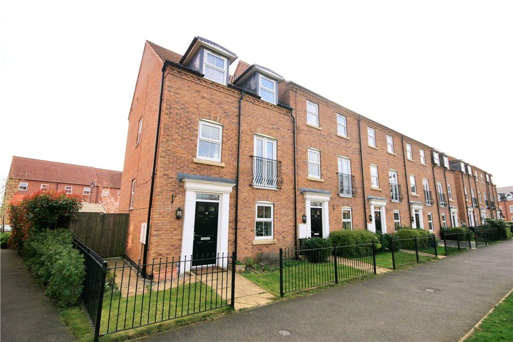 4 bed semidetached house to rent in Arran Close, Greylees, Sleaford