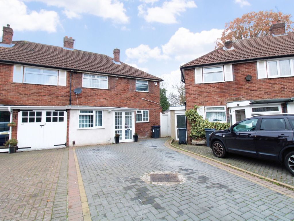 4 bed semidetached house for sale in Cambrai Drive, Hall Green