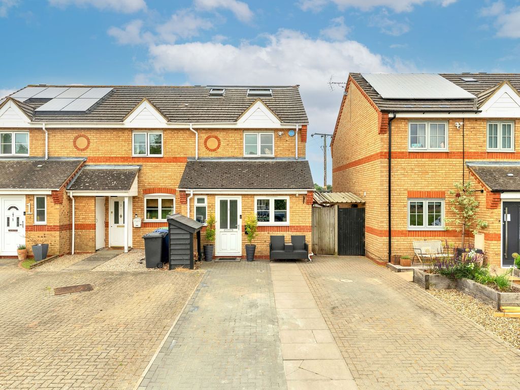 3 bed end terrace house for sale in Thompsons Meadow, Guilden Morden
