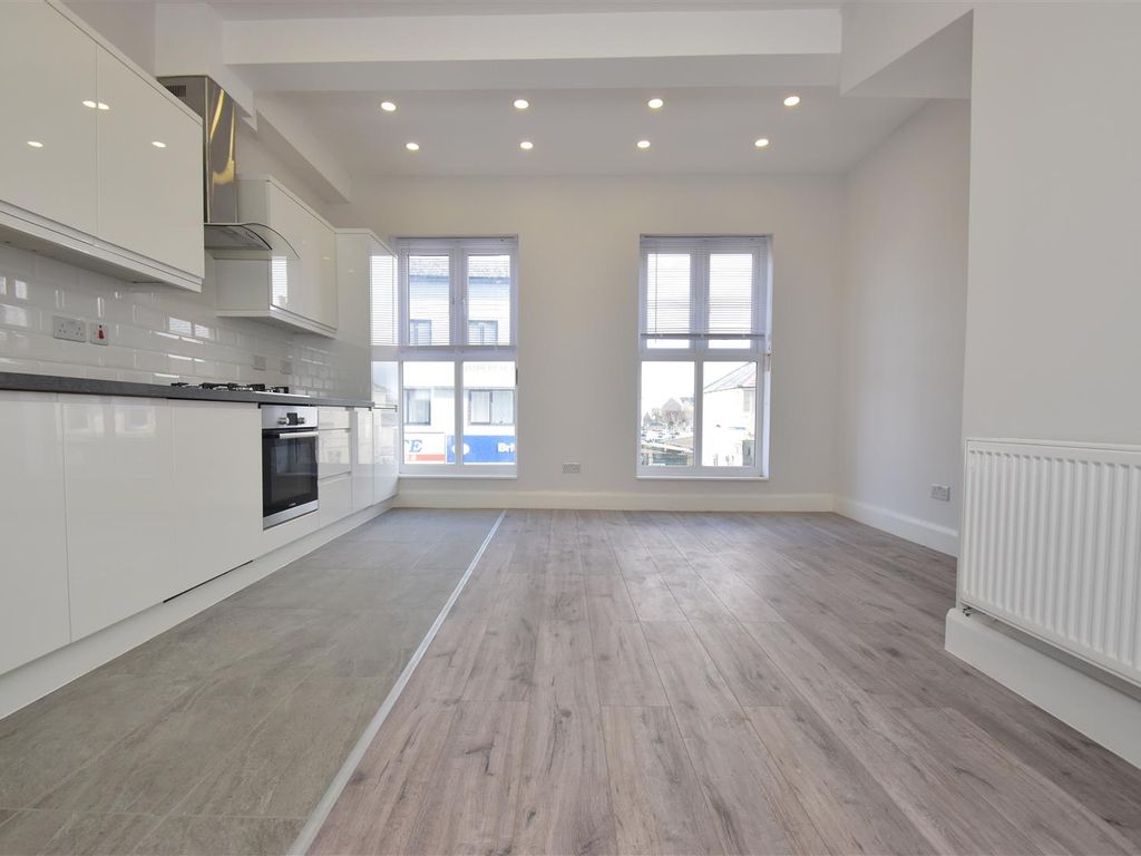 2 bed flat to rent in Victoria Road, Horley RH6, £1,200 pcm Zoopla