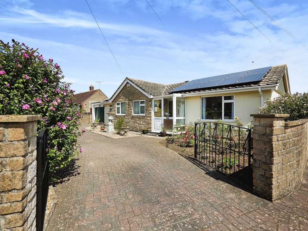 3 bed detached bungalow for sale in Thornhill Road, Stalbridge