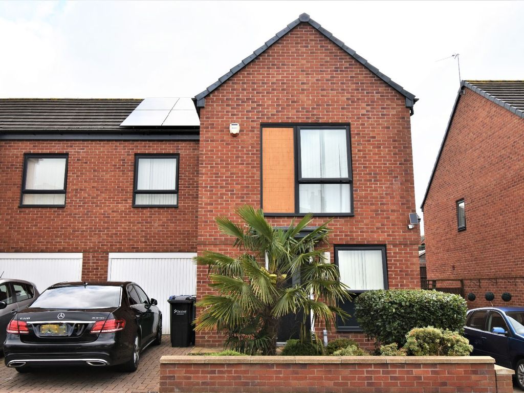 3 bed semidetached house for sale in Claypit Lane, West Bromwich B70